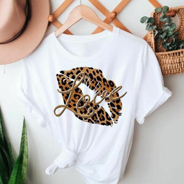 Animal leopard love lip graphic t-shirt